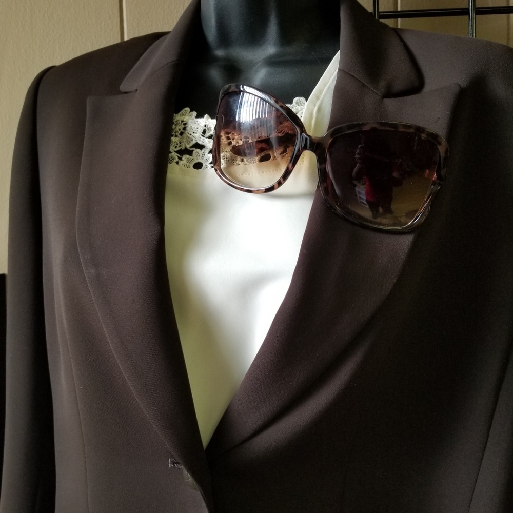 Clothing - Picture 7 of 8